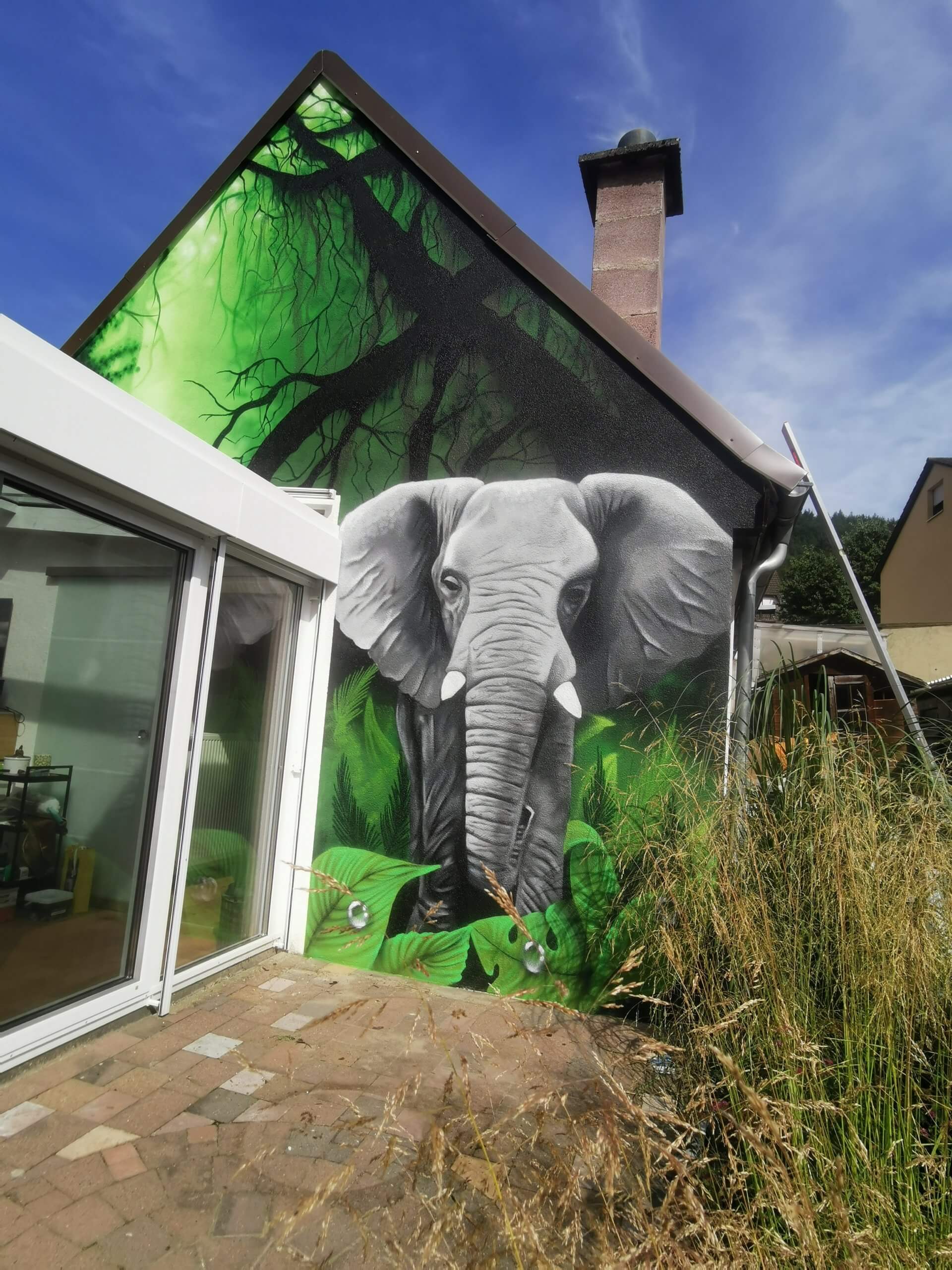 Elefant an Wand
